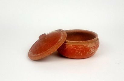 null Pretty pot with its sigillated button lid

Red terracotta Diameter 9 cm

Roman...