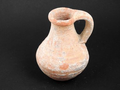 null Handle jug

Reddish terracotta 10 cm small missing under the collar

Roman ...