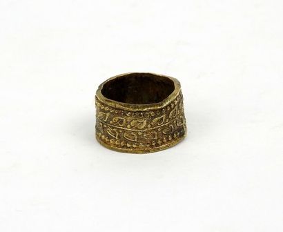 null Ring with a decoration of a frieze of flowers

Bronze Internal diameter 1.9...