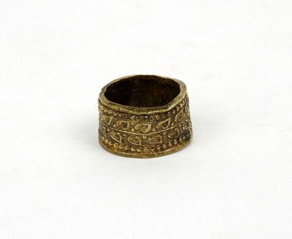 null Bague avec un décor d'une frise de fleurs

Bronze Diamètre interne 1,9 cm

XVIIIè-XIXème...