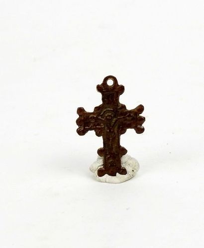 null Crucifix bouleté représentant le christ

Bronze 3 cm

XIV-XVIème siècle