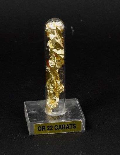 null Tube contenant plusieurs grammes d’or 22 carats.