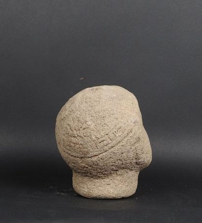 null Head-shaped trophy, decorated with engravings on the skull

Stone 15 cm

Costa...