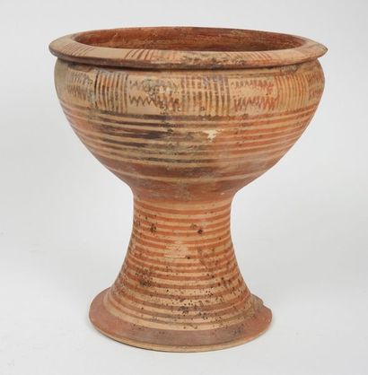null Vase en terre cuite à engobe géométrique à piédouche
Circa VI° s av J.C.Art...