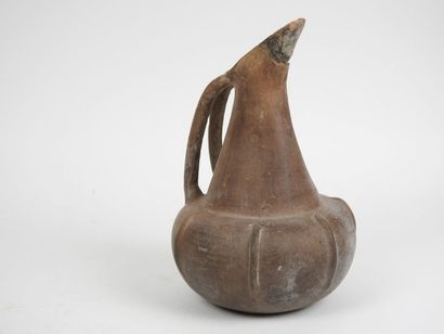 null Three-lobed vase with a bifid handle and ribbed ribs in relief
Terracotta.
2nd...
