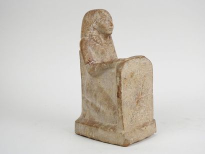 null Kneeling orant holding a stele decorated in carved
stone Egyptian style
H 32...