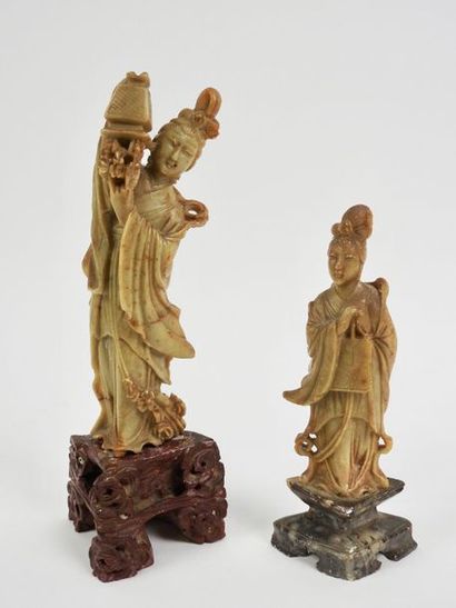CHINE Two hard stone guanyins imitating jade
H 15 cm and 12 cm (without the base)
20th...