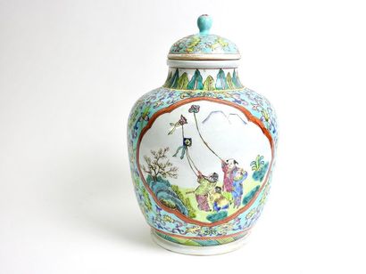 CHINE Covered vase in porcelain and green family enamels decorated with foliage and...