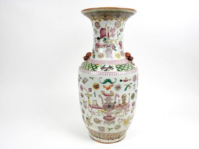 CHINE Grand vase en porcelaine de la famille rose à décor d'objets de lettrés
XIX°...