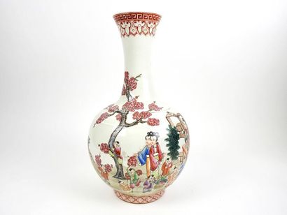 CHINE Vase à long col de la famille rose à décor de scènes de cour
XX° siècle
H 42...