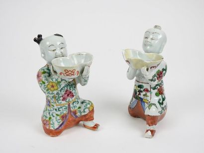CHINE Paire de statuettes en porcelaine émaillée polychrome représentant des sujets...
