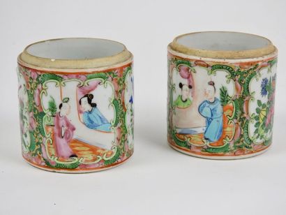 CHINE Two small enamelled porcelain pots (without their lids) of the green family...