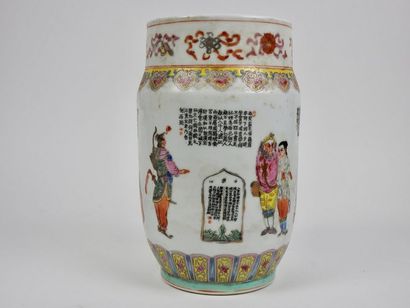 CHINE Vase en porcelaine et émaux à décor de personnages en tenue d'apparat
XIX°...