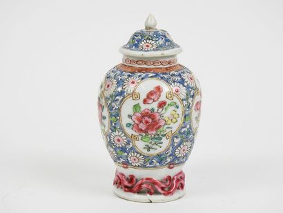 CHINE Small covered vase in porcelain and polychrome enamels decorated with bouquets...