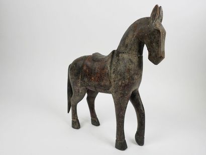 CHINE Carved wooden horse
38 x 35 cm
Traces of polychromy