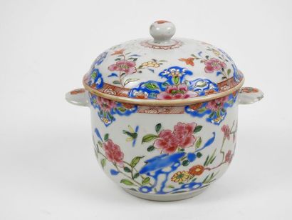 CHINE Covered porcelain pot of the Rose family with flower decoration
19th century
H...