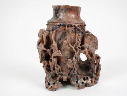 CHINE Hard stone vase with naturalistic
decoration 19th century
H 18 cm
Small la...
