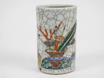 CHINE Pot à pinceaux en porcelaine craquelée à décor d'objets de lettrés
H 12,5 cm
Marque...