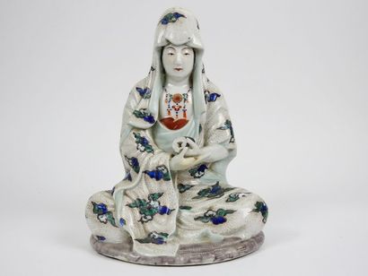 CHINE Guanyin sitting in a meditation position in enamelled polychrome
porcelain...