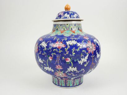 CHINE Covered vase in porcelain and enamel with floral
decoration 20th century
H...