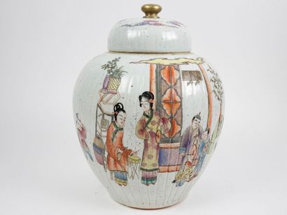 CHINE Large covered porcelain vase with courtyard scene decoration
H 31 cm