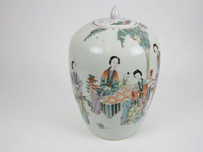 CHINE Vase couvert en porcelaine émaillée à décor de scène de cour
H 32 cm
