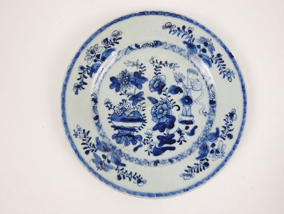 CHINE Assiette en porcelaine émaillée blanche et bleue à décor floral
Diam 23 cm...