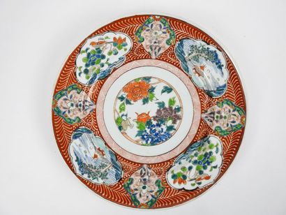 CHINE 
Dish in polychrome porcelain with floral
decoration XIX° century D 31 cm
Mark...