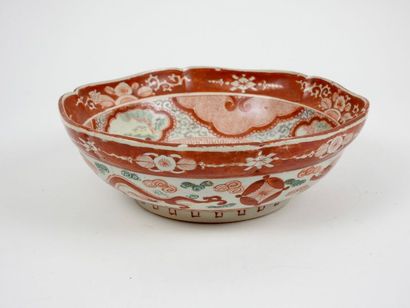 CHINE Coupe en porcelaine rouge sur fond blanc à décor de paysages lacustres
XIX°...