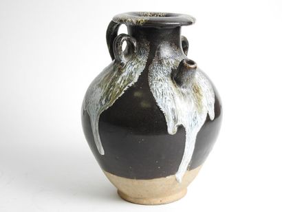 CHINE Vase à anses à bec tubulaire.
Céramique brune à engobe à motifs floraux.
Style...