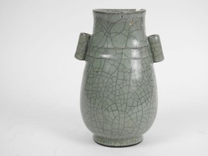 CHINE Vase en céramique raku à deux anses tubulaires
Epoque Song ou postérieur
H...