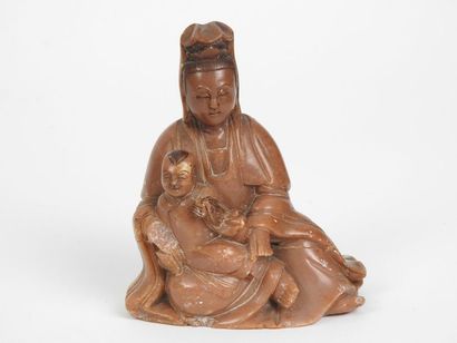 CHINE Kwan In à l'enfant
Stéatite (pierre de Soushan)
XIX° siècle
H 9 cm
Manques