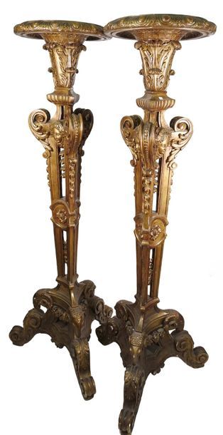 null Pair of columns with tripod base in carved
wood Louis XIV
style 162 x 60 x 60...