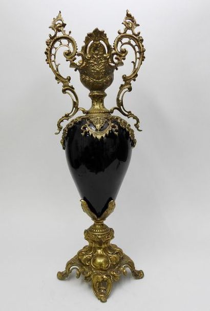 null Grand vase balustre à col, piédouche et larges anses ajourées en bronze
H 67...