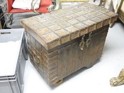 null A wooden and wrought iron travel chest
70 x 80 x 46 cm
Accidents and misses