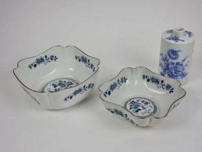 null Ensemble de trois pièces en porcelaine de Limoges
Un vase soliflore en porcelaine...