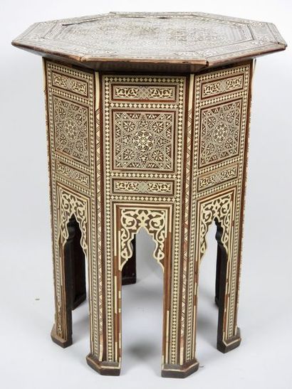 null Petite table d'appoint marocaine
H 56, Diam 46 cm
Restaurations et manques