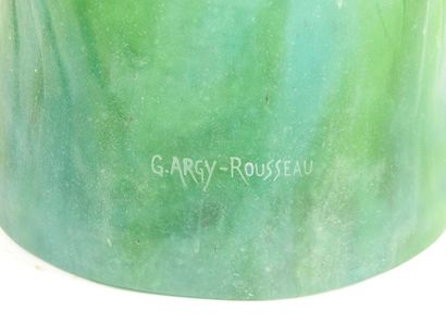null Grand vase en verre moulé à décor de vautours
H 36 cm
Porte une signature G....