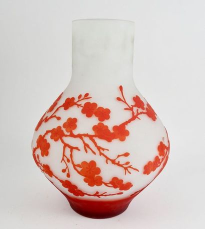 null Grand vase à deux couches blanc et rouge en relief à décor floral
H 41 cm