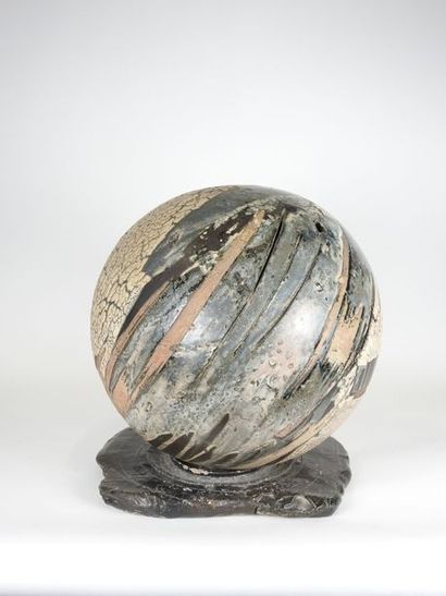 null Céramique vernissée en forme de boule sur un socle en céramique
Signée sur le...