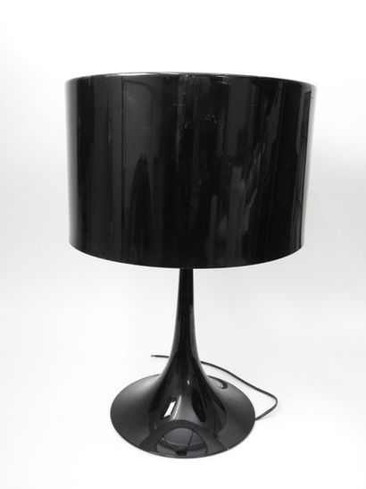 Sebastian Wrong (XX°-XXI°siècle) Lampe modèle «Spun Light T1» en aluminium noir verni
Editions...