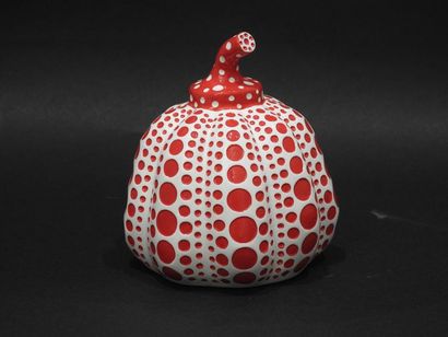 Yayoi KUSAMA (née en 1929) Citrouille en résine rouge et blanche peinte à la main...