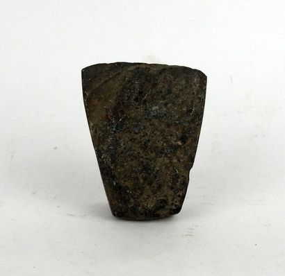 null Polished hammer axe having a triangular cross-section

Stone 8 cm

Neolithic...