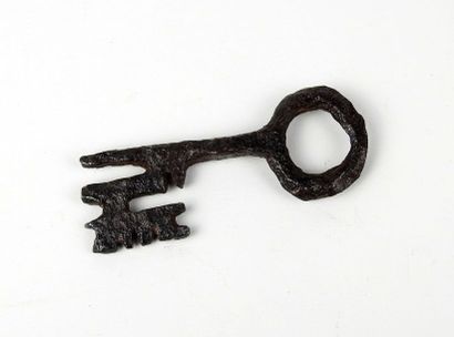 null Gothic key with round handle and complex comb

Wrought iron 6,5 cm

Medieval...