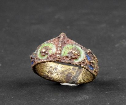 null Curious ring with enamel decoration of flowers

Bronze Internal diameter 2.2...