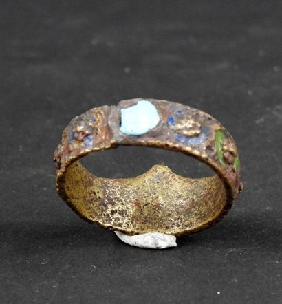 null Curious ring with enamel decoration of flowers

Bronze Internal diameter 2.2...
