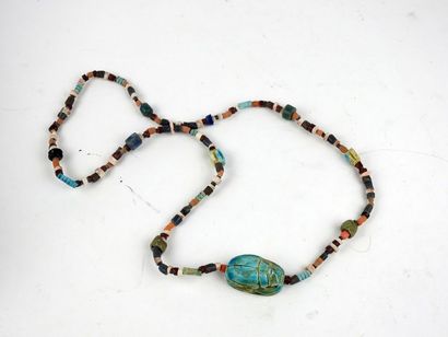 null Collier momiforme composé de perles anciennes orné d'un scarabée (époque postérieure...