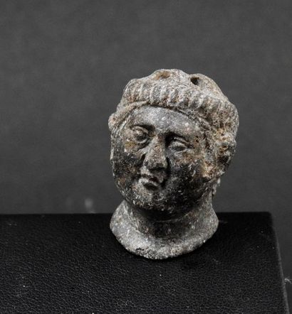 null Tête amulette ,pierre noire style gréco-romaine.

H :3cm.