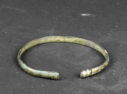 null Bracelet à légers tampons orné de chevrons

Porte un numéro de collection ancienne

Bronze...