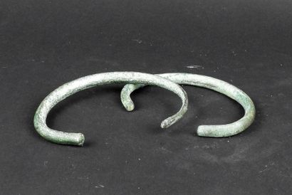 null Paire de bracelets à extrémités ouvertes, ornés de chevrons

Bronze 8,7 cm

Europe...